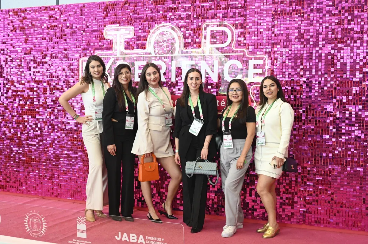 Asistentes en el photo wall de TOP EXPERIENCE