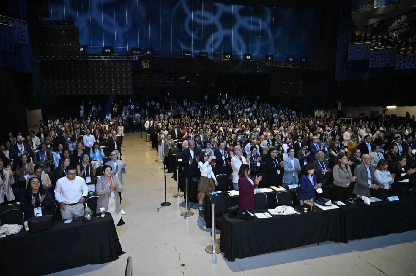 Gradas llenas de la sala principal vistas desde el escenario, primer día del Congreso 2026